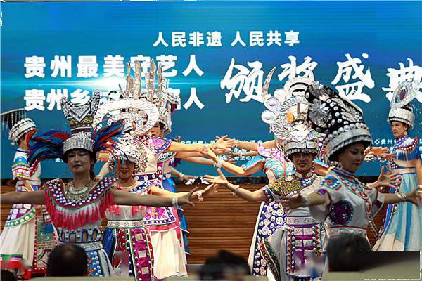中国少妇与欧美老妇毛多多浜的时尚碰撞，探索不同文化背景下的美丽秘密，感受多元魅力
