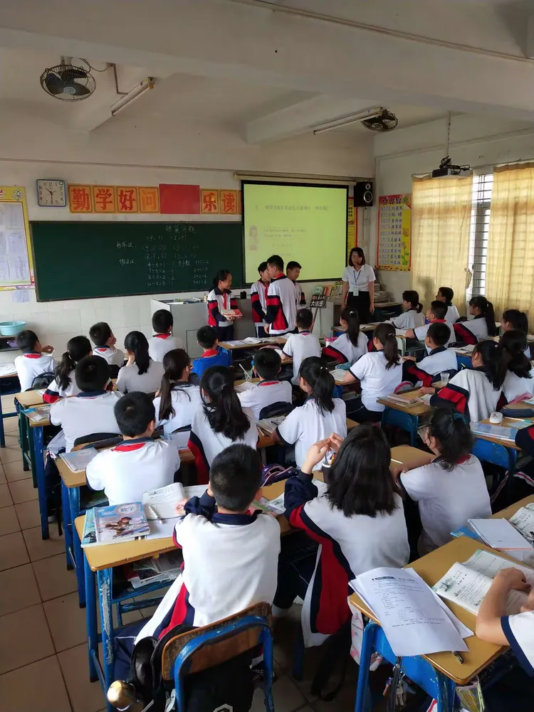 老师严格要求学生认真学习知识