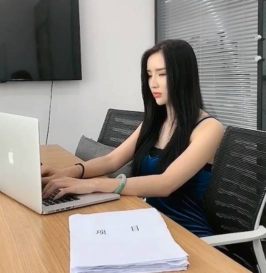 1.胡秀英肥臀办公室激情无码AV浜热辣诱惑