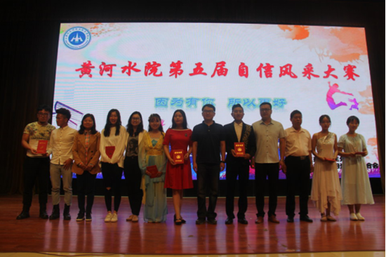 纹身熟女上位露脸，魅力绽放，自信风采，独特个性展现