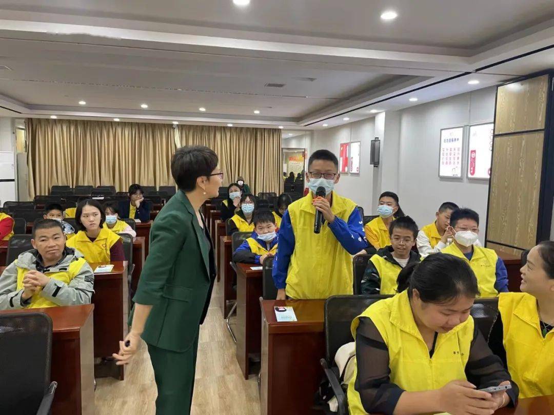 俄罗斯12～13性处交引发社会争议，探讨青少年保护措施，关注法律与教育平衡