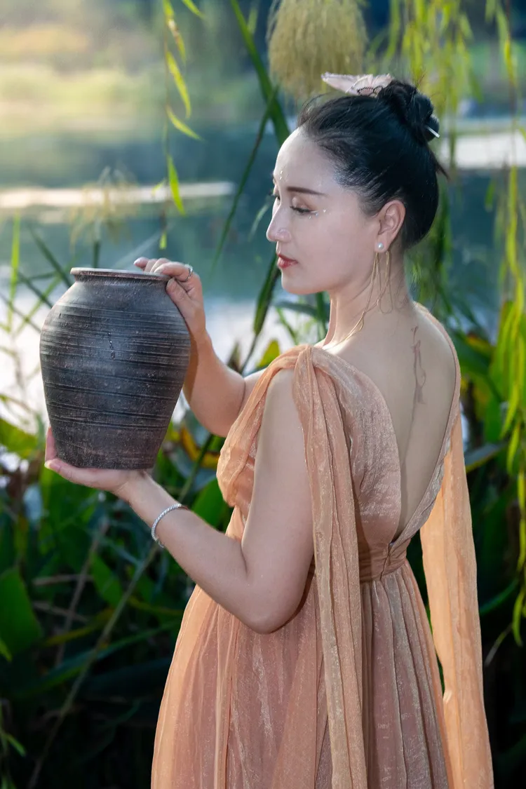 女鬼做爰浜夜半低语，湖畔魅影缠绵，一段未了情缘待揭晓