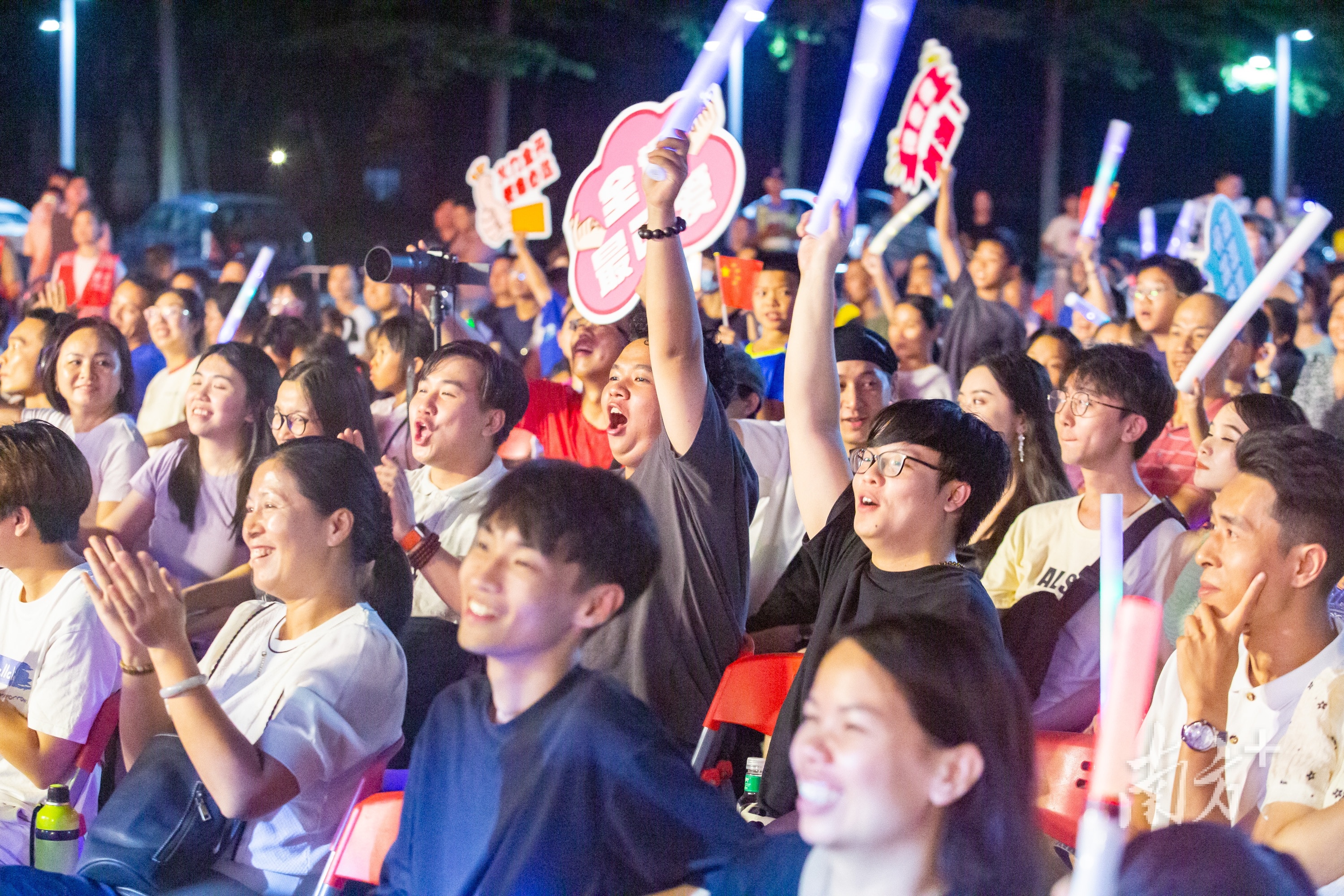 日韩色诱五月天二四区引爆热潮，粉丝疯狂打call，新专辑预售破纪录
