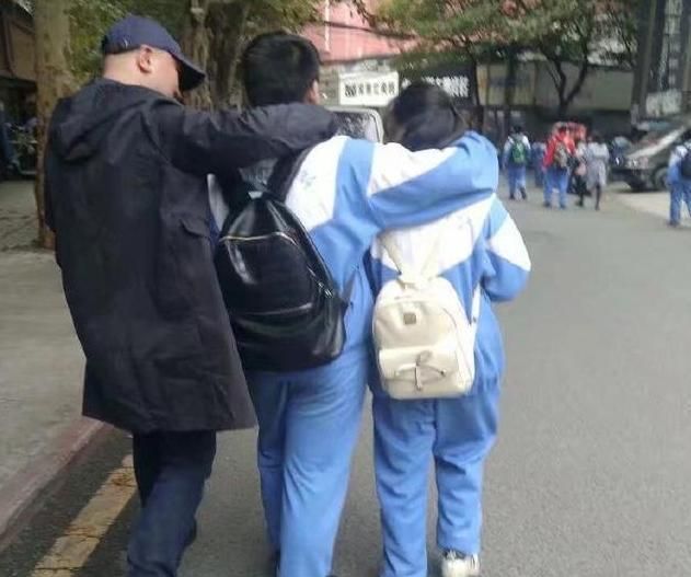 初中生早恋视频引发热议，家长担忧，专家呼吁正确引导