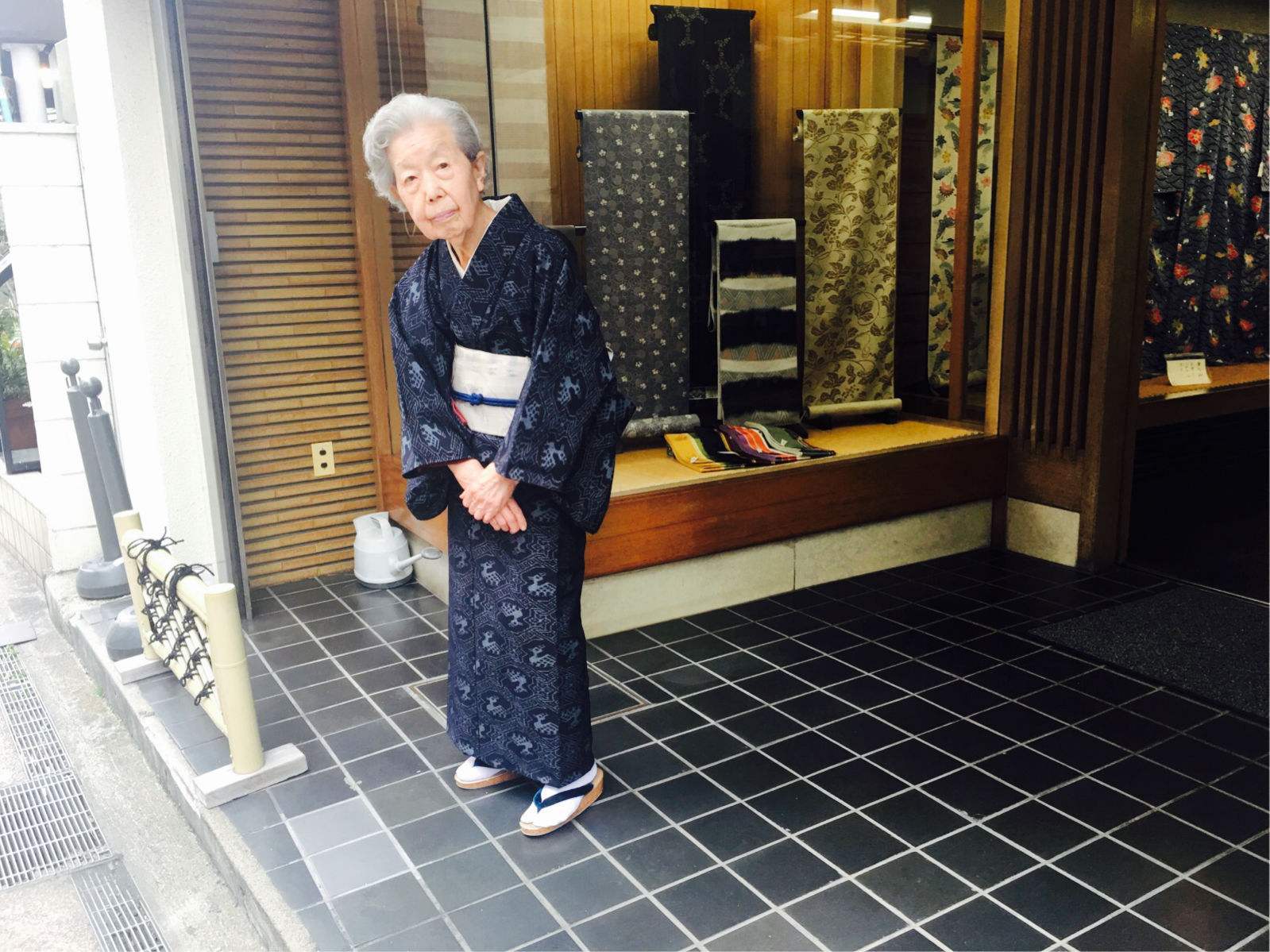日本老太6070xx浜的时尚生活与怀旧风情，探索银发族的活力与魅力，展现独特人生故事
