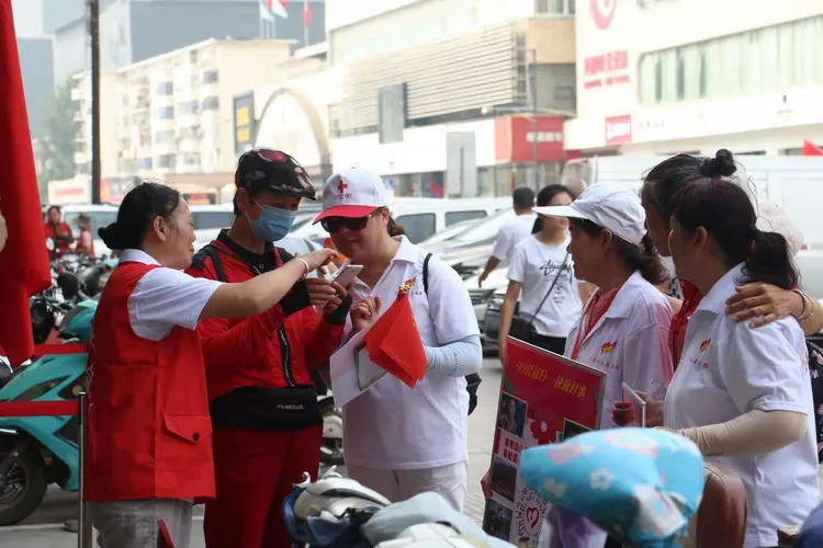 胡秀英感恩金院长浜情谊深重，暖心回报，传递人间大爱