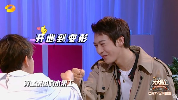 2.小猫主动要求戴肛塞尾巴玩，主人惊讶发现它更粘人，逗趣互动逗乐全网