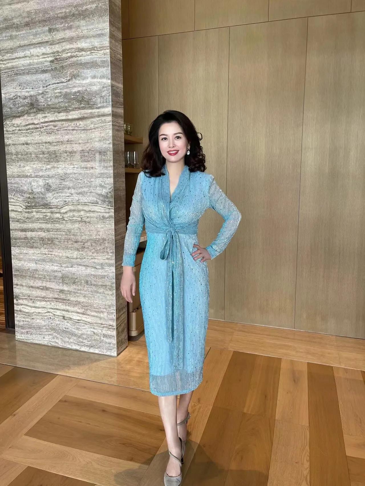 60岁中国熟女高清魅力绽放，擦边风格引发热议，成熟女性时尚风潮席卷全网