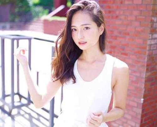 国产粗大挺进清纯女学生震撼校园，青春风暴来袭，纯真与欲望交织
