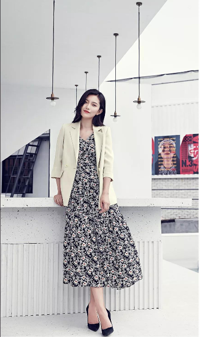 熟女se魅力绽放，优雅风情惹人醉，轻熟女性感穿搭指南