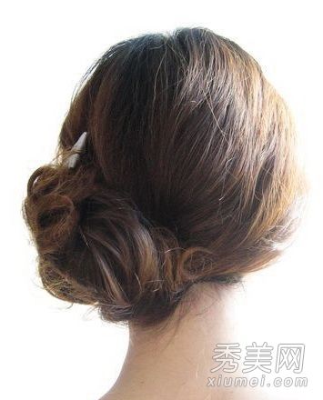 在理发店添B享受精致服务，体验专业剪发，打造个性发型，焕发全新魅力