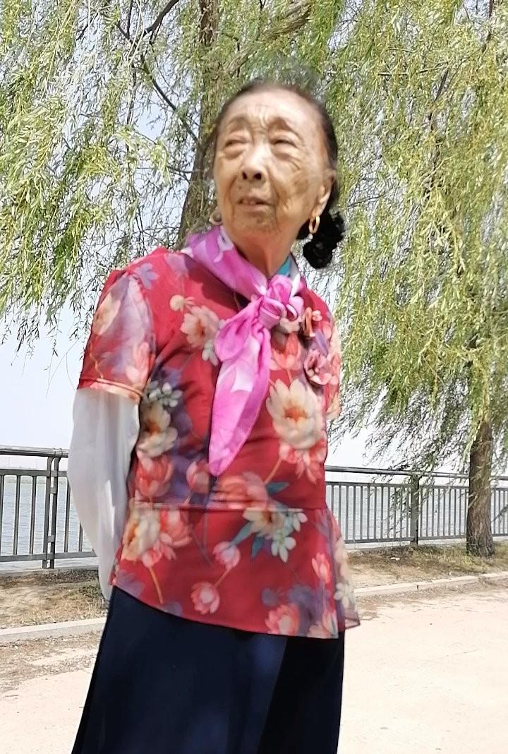 东北老太婆日B的传奇故事，岁月沉淀，坚韧不拔，东北老太婆日B的人生智慧