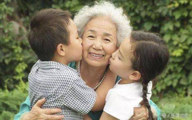 八十岁老太勇敢追求爱情，晚年生活焕发新光彩，真爱不分年龄