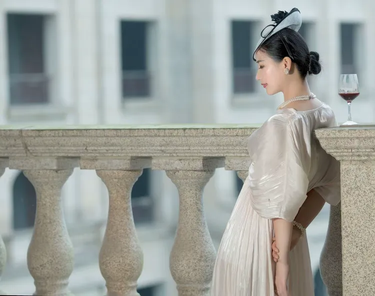 2.偷拍欧洲美女，街头风情，优雅瞬间，自然魅力绽放