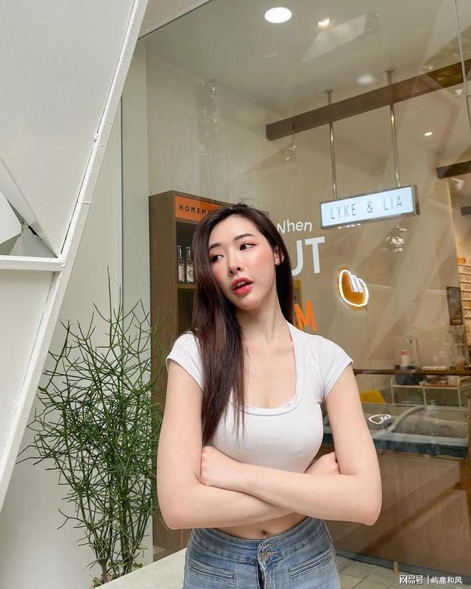 国产粗大挺进清纯女学生震撼校园，青春风暴来袭，纯真与欲望交织