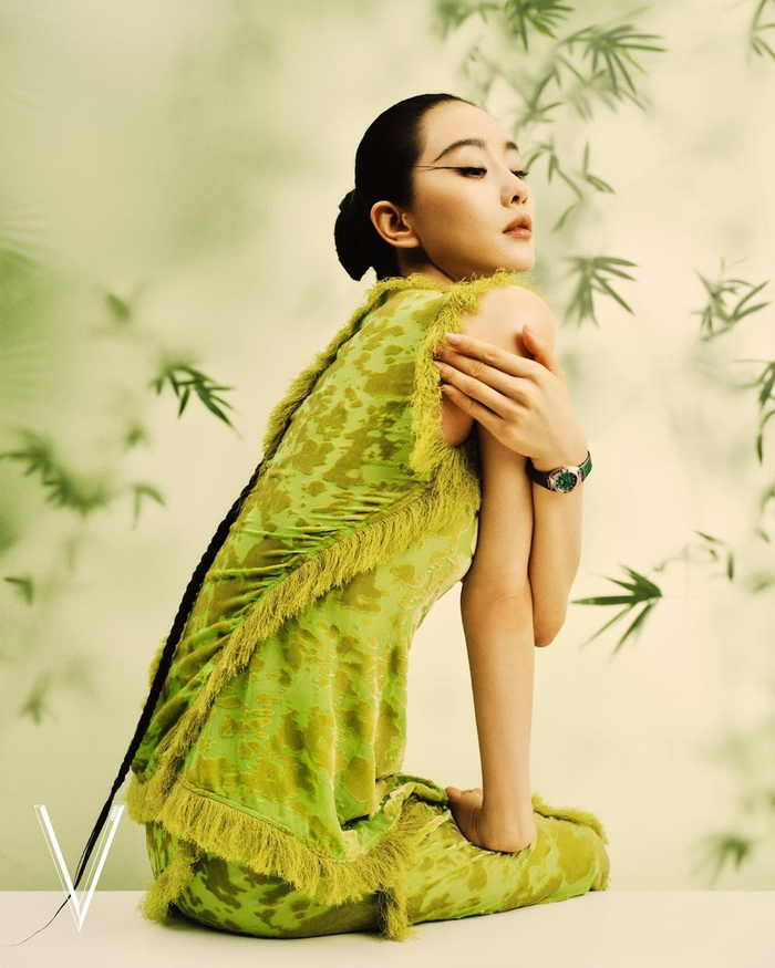 丝袜制服亚洲另类风情，中文创意搭配，独特视觉体验