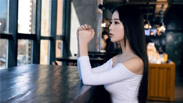 光溜溜的美女网站推荐，高清写真，性感模特，每日更新精彩内容