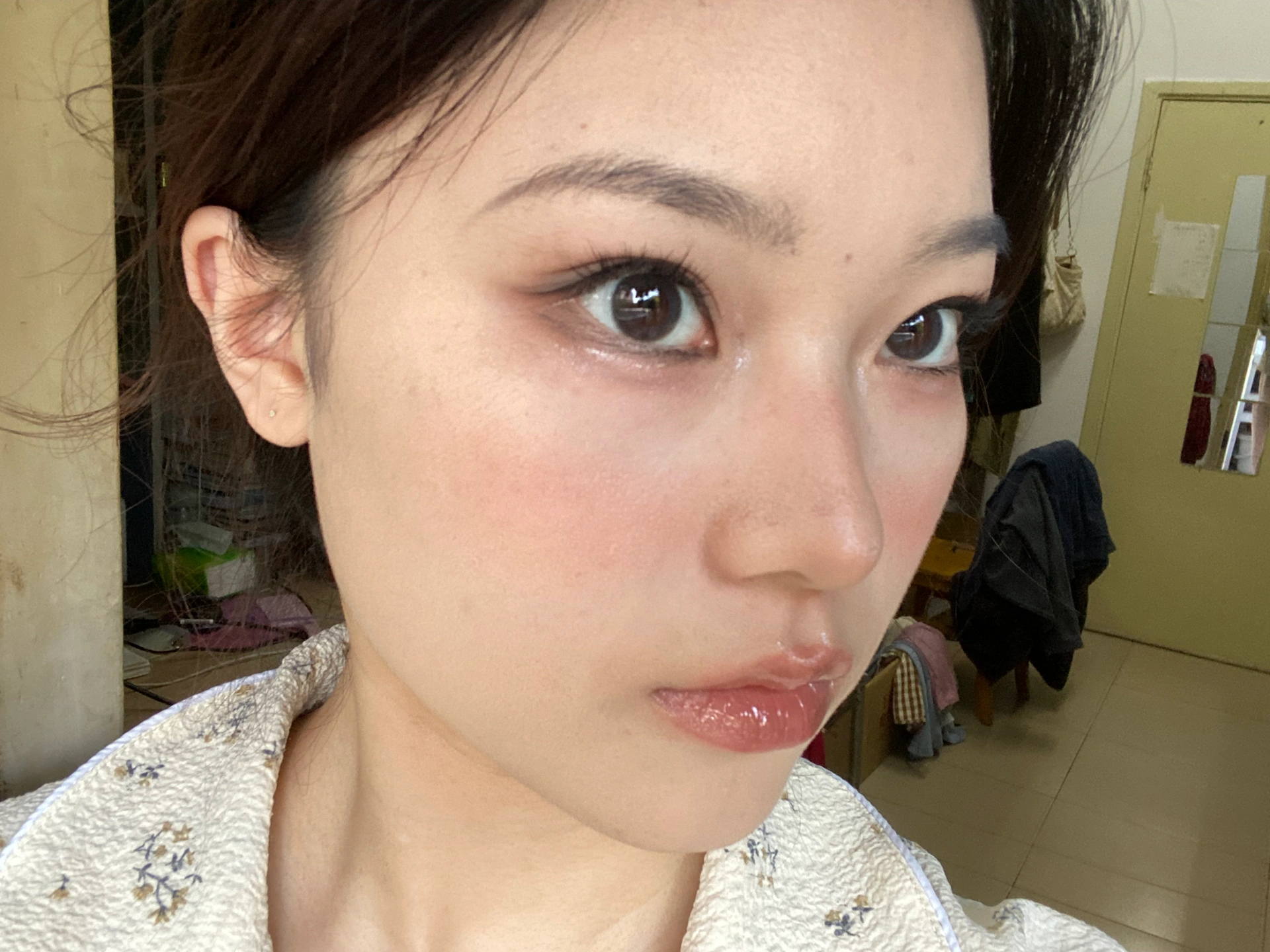 高清女人明户特写展现优雅魅力，精致妆容与自然光线，完美捕捉女性柔美瞬间