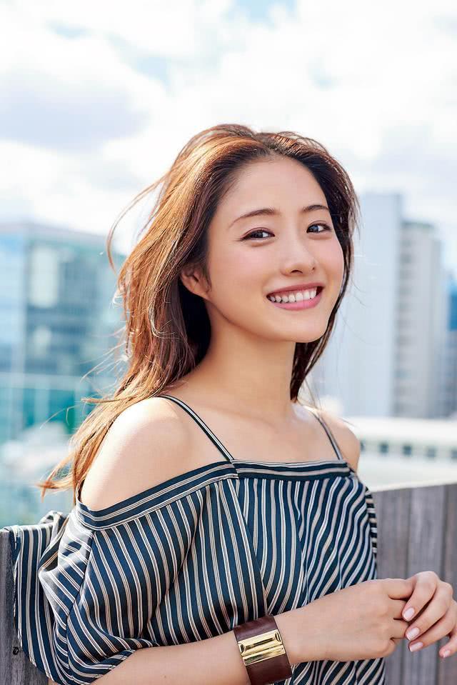 日本丰满巨乳人妻无码小浜激情演绎，熟女诱惑十足，深夜私密影片流出
