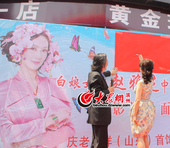 国外帅气男生被tk吸引网友热议，颜值与才华并存，引发全球粉丝疯狂追捧