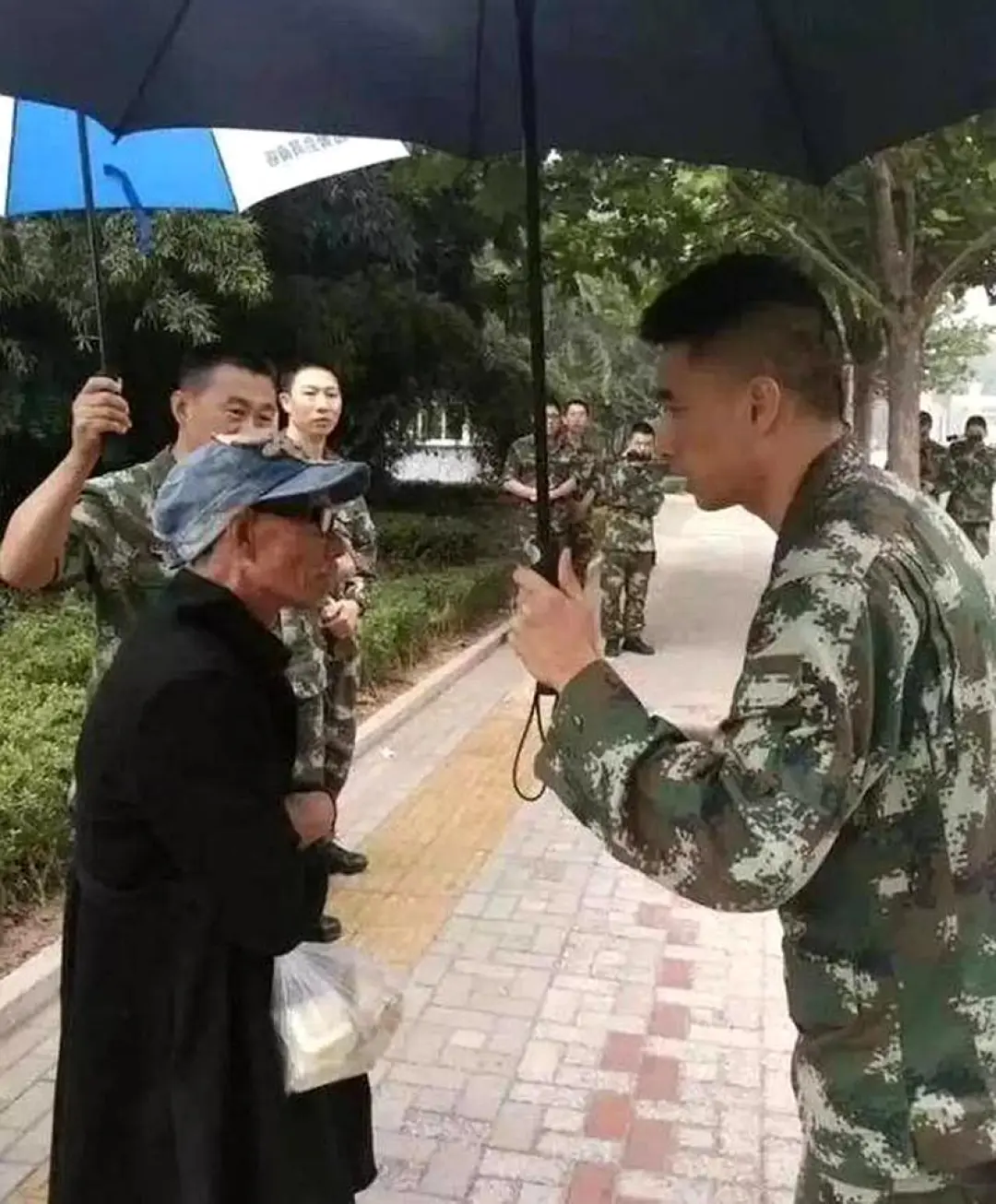 欧美老妇晒BBBB引发热议，温暖瞬间感动网友，老年生活充满阳光