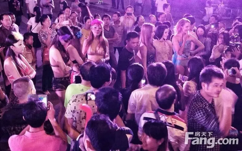 欧美肥婆xxx的疯狂派对，性感热舞，引爆全场激情