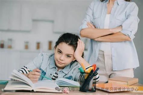 三年片女学生发育尴尬期成长烦恼与蜕变故事，青春困惑如何化解，自信美丽绽放