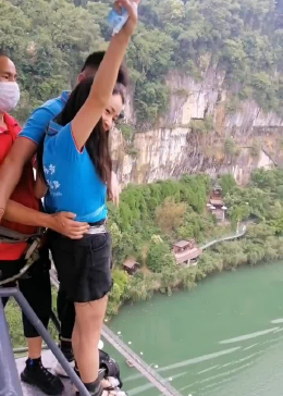 乡村妇女的奶真大真软，柔软饱满，自然健康，令人羡慕