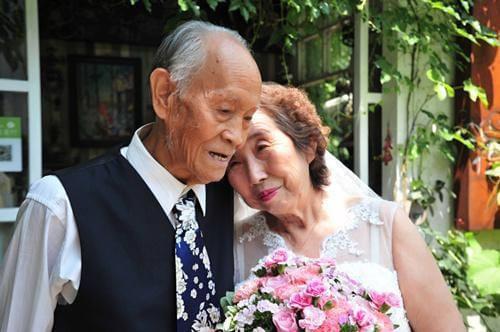 老肥熟夫妻携手共度余生恩爱如初白头偕老