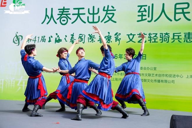 裸女活动自由舞动绽放魅力，展现自信美，传递艺术力量