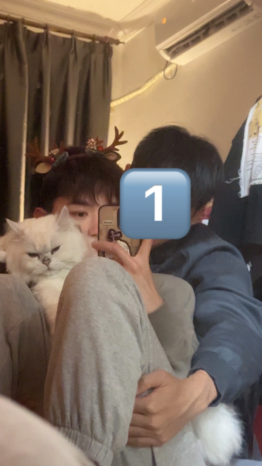 男生和男生一起吃困困的快乐时光，分享美食，畅聊生活，享受友情