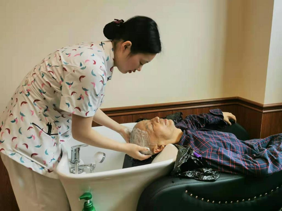 老太婆澡堂暖心服务，搡老女人享受舒适时光，老太婆专属护理体验
