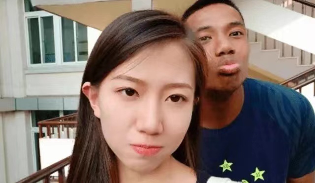 东北一女和5个黑人相遇引发热议，背后的故事令人深思，真相究竟如何