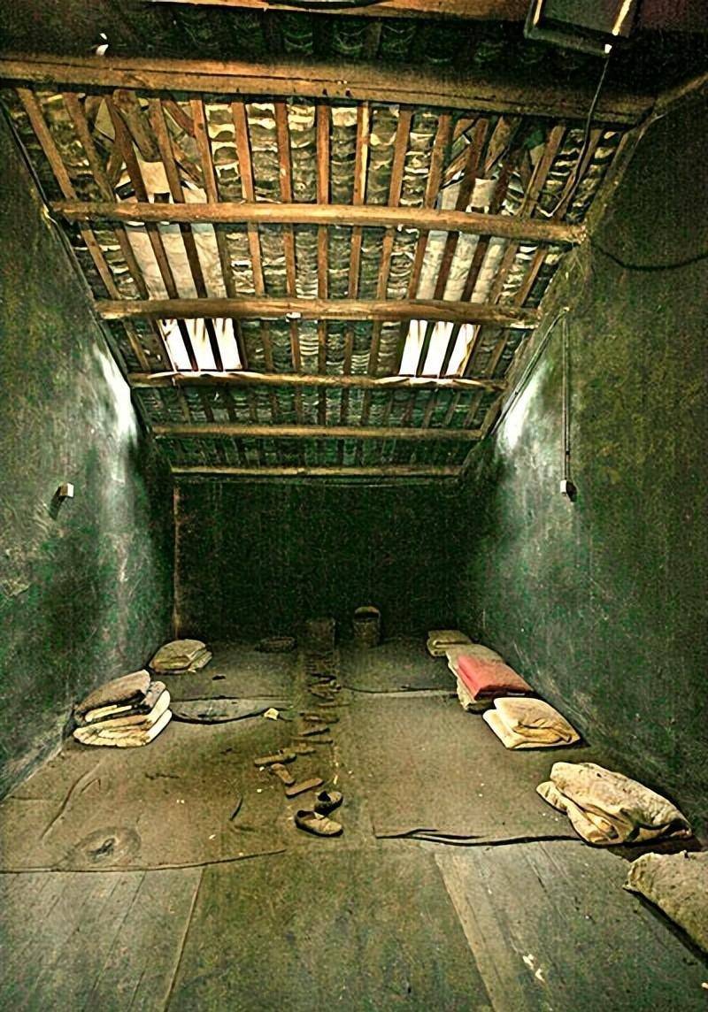 2.黑暗刑房浜女囚受难记，一级A片震撼曝光，揭秘不为人知的地下囚牢