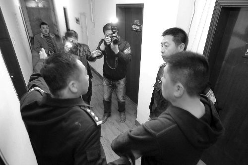 俄罗斯女人洗澡被偷拍引发争议，偷拍者被抓，受害者维权，社会关注隐私安全