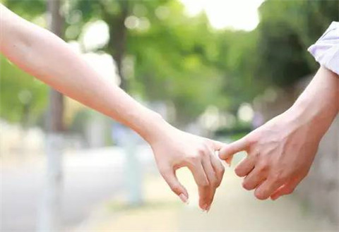 女人和拘做爰A片引发热议，探讨伦理边界，社会反响两极分化