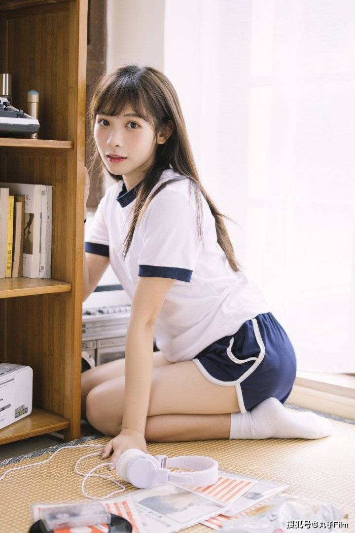 日韩制服丝袜电影一区，青春校园风，甜美诱惑，经典重现