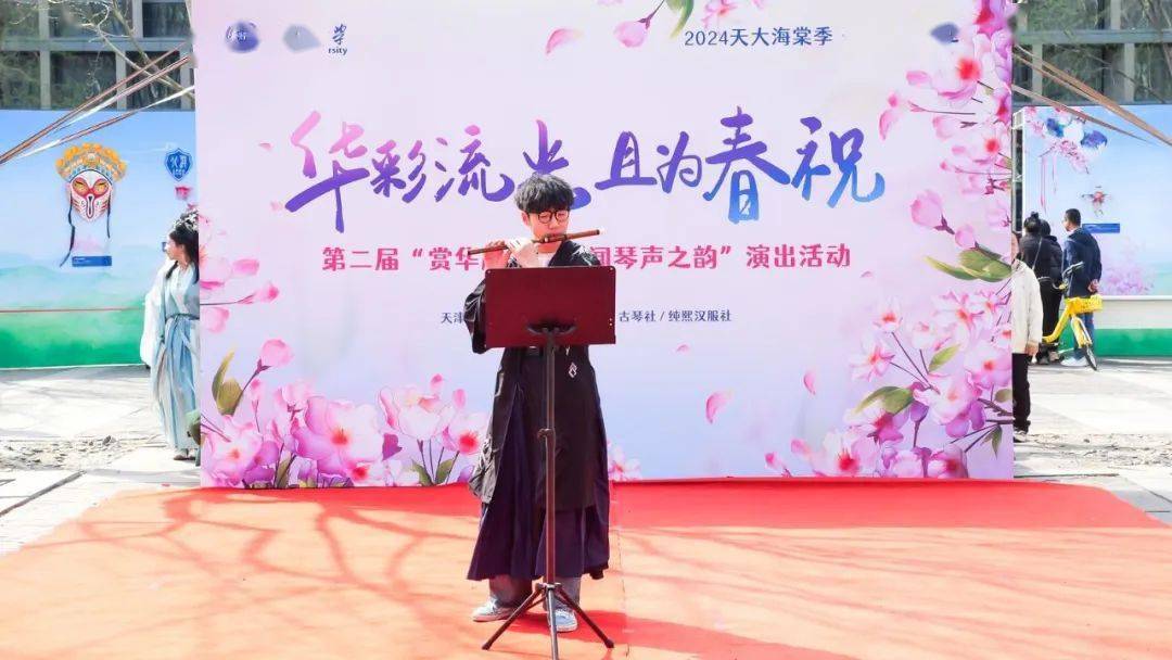 嫩苞初绽春意盎然，花开满园芬芳四溢，静待佳期绽放华彩