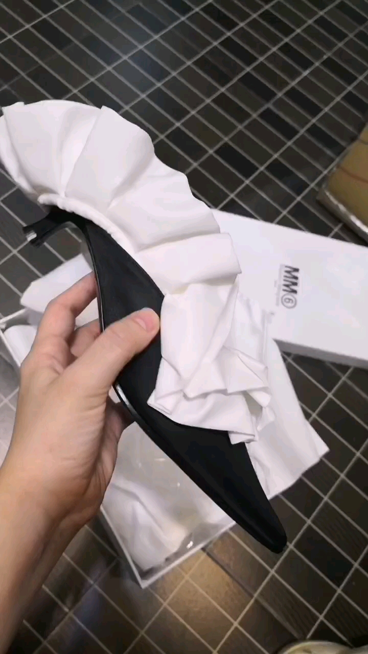 1.女m跪着用嘴给女s脚脚交VK