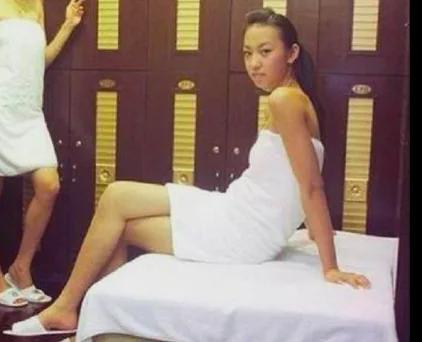 真人直播浜揭秘妓女卖淫内幕，暗网交易曝光，社会问题引热议