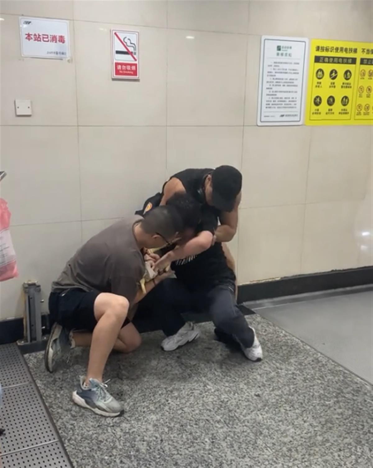 俄罗斯女人洗澡被偷拍引发争议，偷拍者被抓，受害者维权，社会关注隐私安全