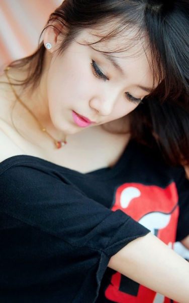 爱丝美女动人写真集，展现优雅魅力，定格唯美瞬间