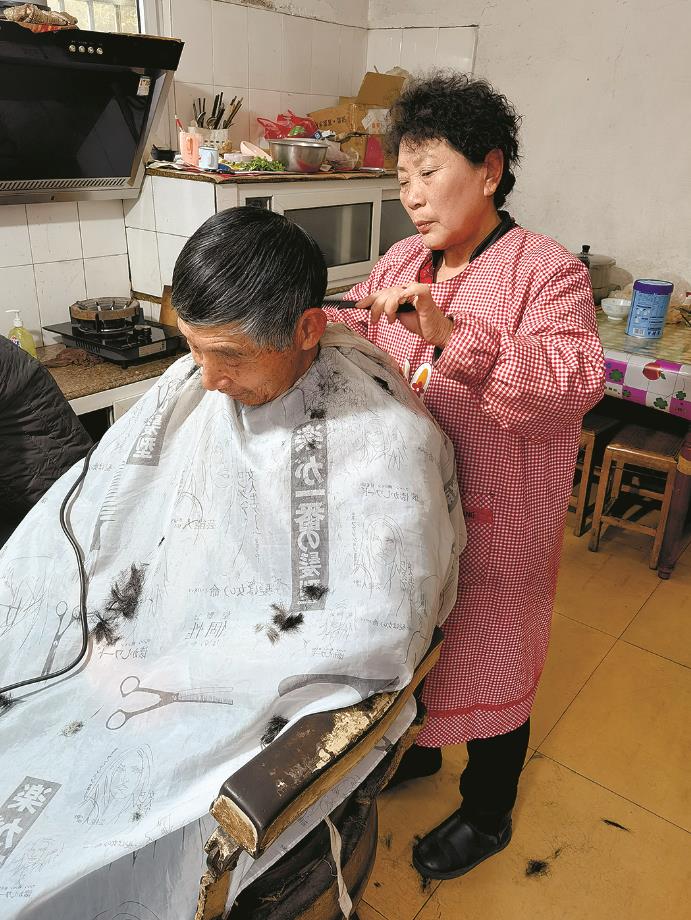 2.老太婆浜理发店，传统技艺，剪出丰满秀发，体验复古风情