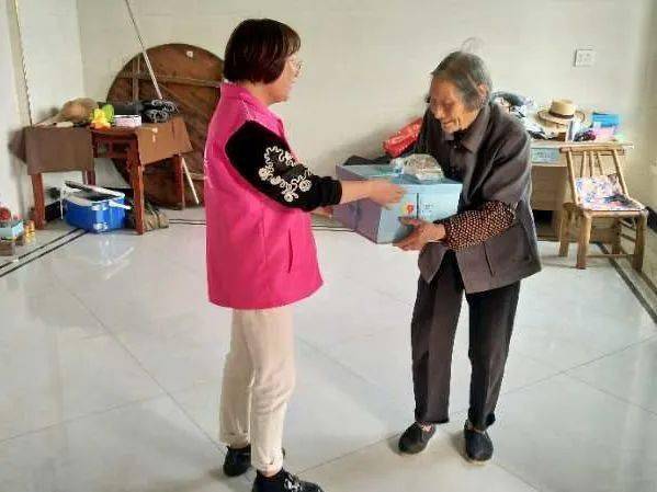 91农村站街老熟女露脸浜真实生活记录，街头巷尾热议，揭秘底层女性生存现状