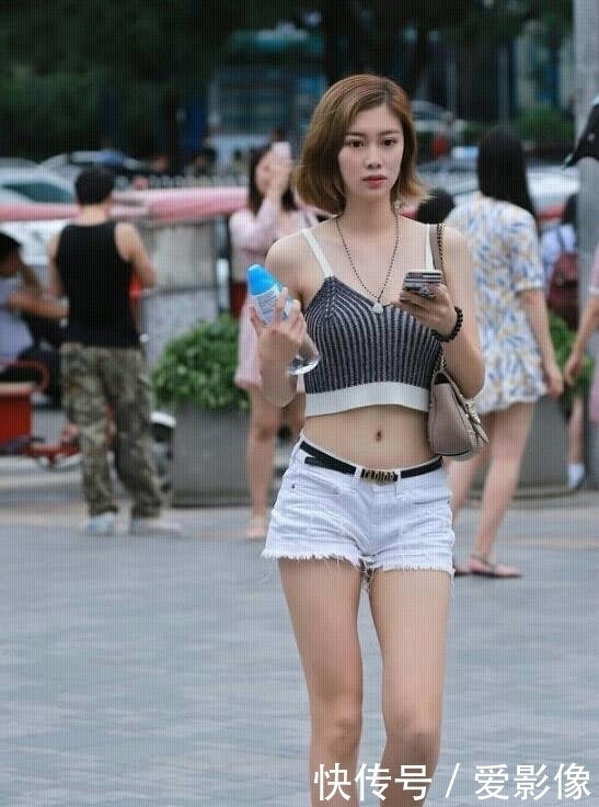 中文人妻温柔贤惠持家有道，美丽大方善解人意，家庭幸福美满令人羡慕