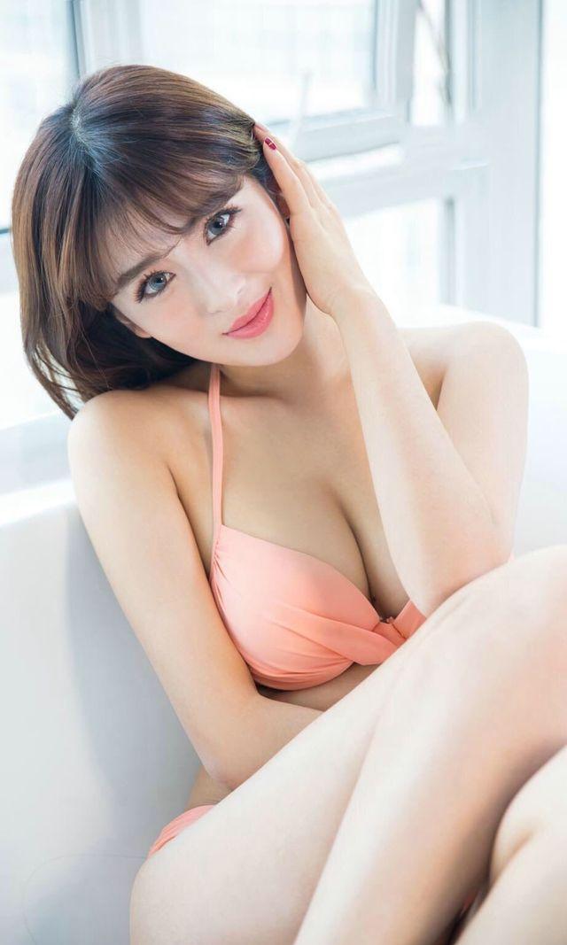 粉嫩美鲍美女的诱人魅力，精致妆容，完美身材，尽显性感风情