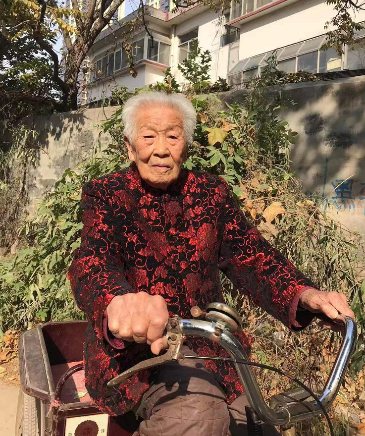 1.另类老奶奶的传奇人生故事