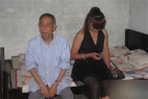 农村同性老头恋老呻吟的黄昏之恋，乡村隐秘情感故事，老年同志爱情的心酸与温暖