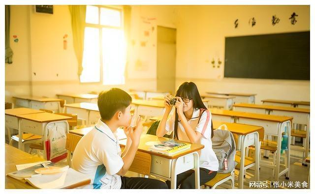 男人和女人在一起恕愁愁引发情感共鸣，探索两性相处之道，化解矛盾共创和谐关系