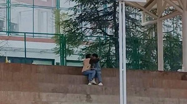 19岁女学生浜崎真水多毛片流出，校园偷拍事件引热议，网友热议真实性与伦理